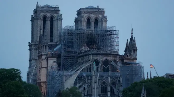 حريق هائل في كاتدرائية نوتردام