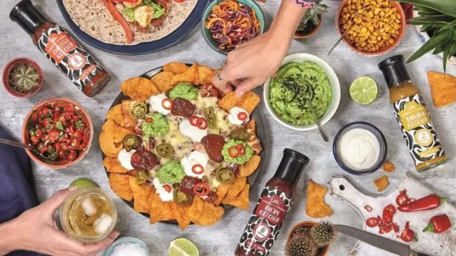 مائدة تضم أصنافا مختلفة من الطعام