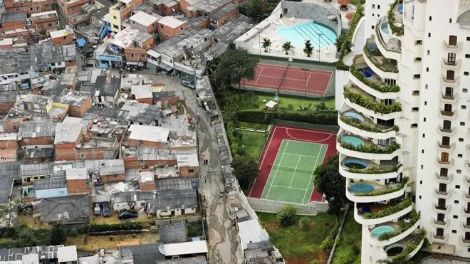 Símbolo da desigualdade: imagem mostra contraste entre Paraisópolis e prédioquantos saques pode fazer na realsbetluxo do Morumbi