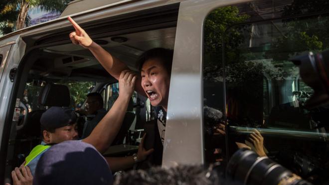 Un miembro de la Liga Social Demócrata es arrestado por la policía, tras una protesta en Hong Kong, 1 de julio de 2017