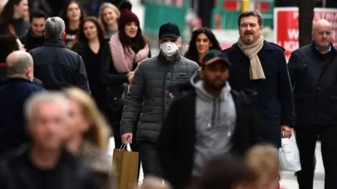 英国政府的前首席科学顾问戴维•金爵士说，政府部长在是否放松隔离限制的问题上似乎软化了测试的立场，“或许我们正在走向群体免疫？”
