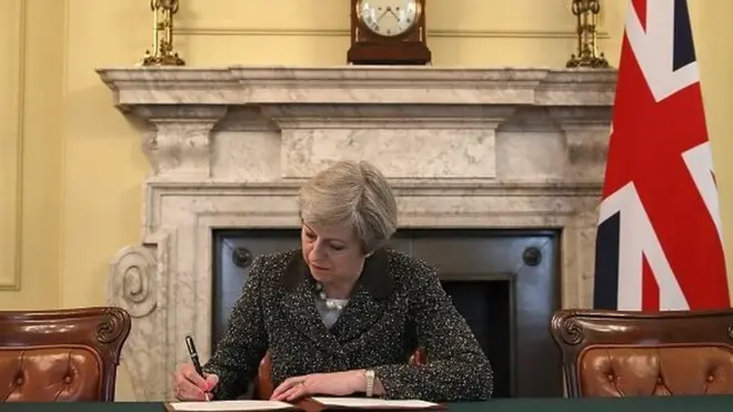 Theresa May entrain de signer le document qui va déclencher le Brexit et négociations avec l'UE