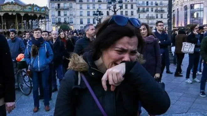 Người dân Pháp khóc vì Notre Dame de Paris bị cháy