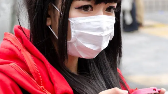 Девушка в санитарной маске