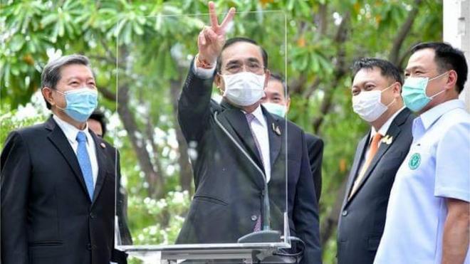 การทำมือรูปป็นอักษรรูปตัว "วี" อันหมายถึงการฉีดวัคซีน และชัยชนะ กลายเป็นสัญลักษณ์ประจำของนายกรัฐมนตรีไทย
