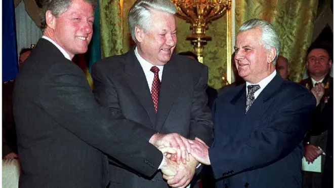 Підписанти угоди про ядерне розброєння України - президенти Білл Клінтон, Борис Єльцин та Леонід Кравчук