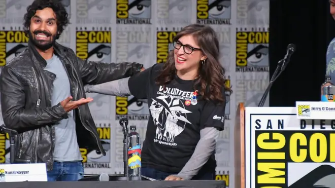 Звезды сериала Кунал Найяр и Маим Бялик