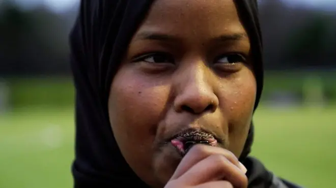 خبأت كرة القدم عن والداي