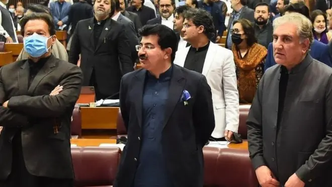 ووٹوں کی گنتی کے دوران وزیر اعظم پارٹی کے دیگر ممبران اور چیئرمین سینیٹ صادق سنجرانی سے محو گفتگو رہے