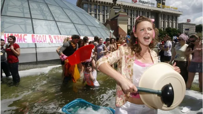 Ще 10 років тому, у 2008, кияни влаштовували акцію "Не має води в крані - миюся на Майдані".