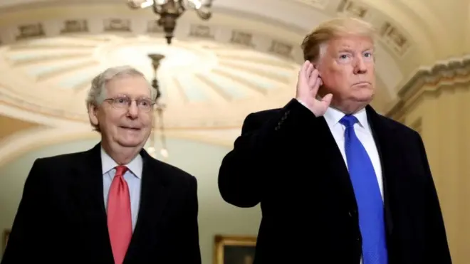 Trump ao lado do líder republicano no Senado, Mitch McConnell, nesta segunda-feira