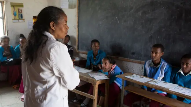 መምህርቷ በማስተማር ላይ