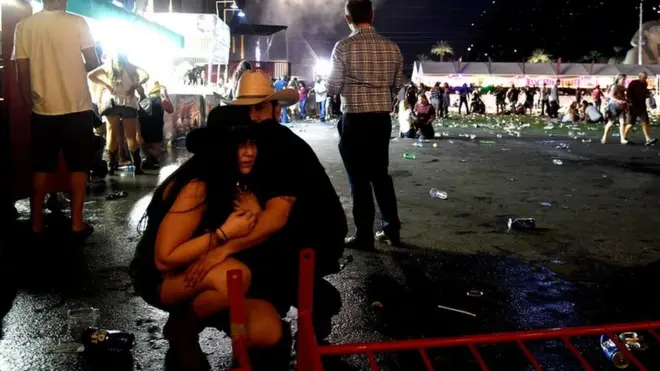 Festivala gəlmiş bir cütlük, özlərini atəşdən qorumağa çalışıb