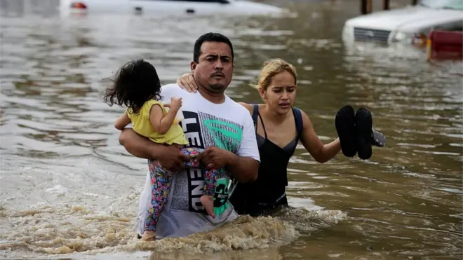 Vecinos de la zona norte de Honduras trataban de ponerse a salvo de las inundaciones por las fuertes lluvias causadas por Eta.
