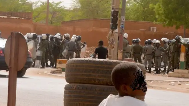 Des éléments des forces de l'ordre déployés dans une rue de Niamey (illustration).