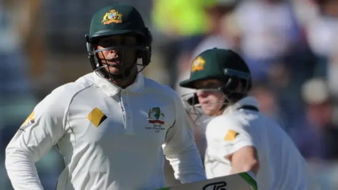 آسٹریلیا کی جانب سے دوسری اننگز میں تیسری وکٹ کے لیے سٹیون سمتھ اور عثمان خواجہ کے درمیان 92 رنز کی شراکت ہوئی