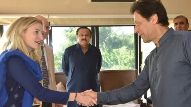 آئرش صحافی امینڈا کوکلی نے عمران خان کے ساتھ اپنی ملاقات کی یہ تصویر شیئر کی۔