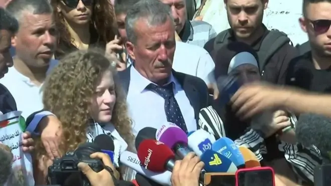 أفرجت السلطات الإسرائيلية عن الشابة الفلسطينية عهد التميمي بعد أن قضت ثمانية أشهر في السجن لصفع وركل جندي إسرائيلي بالضفة الغربية المحتلة.