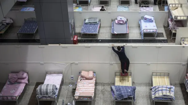 Vuhan'da karantina önlemleri kapsamında bir konferans merkezi hastaneye dönüştürülüyor. (4 Şubat)