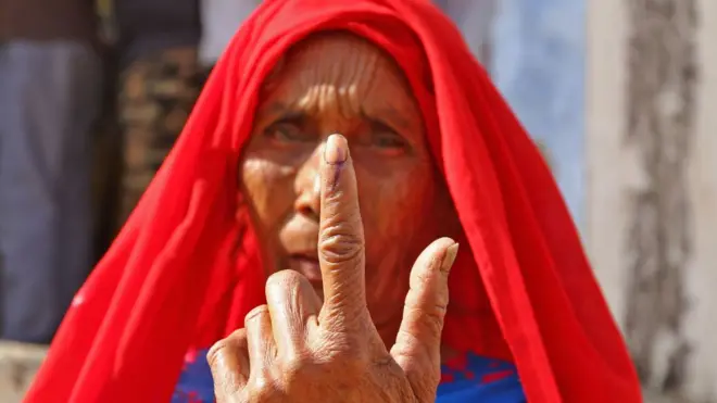 મતદાન માટે આવેલી મહિલાઓ