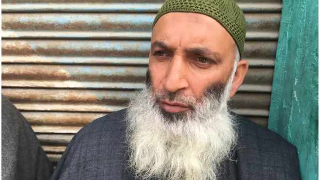 काट्रोसो गांव के एक दुकानदार मंजूर अहमद