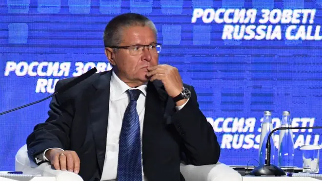 Улюкаева обвиняют в получении взятки в особо крупном размере