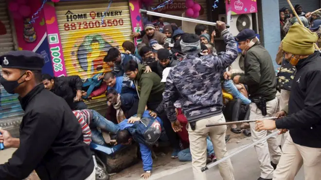 बीएसएससी के ख़िलाफ़ प्रदर्शन कर रहे छात्रों पर लाठीचार्ज