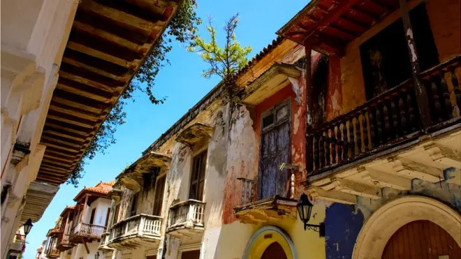 La ciudad del Caribe colombiano donde más se conservan construcciones de la época de la colonia española es Cartagena de Indias.