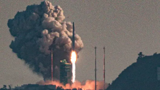 '한국형 발사체' 누리호가 21일 오후 전남 고흥군 나로우주센터에서 발사되고 있다