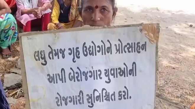 स्टैच्यू ऑफ़ यूनिटी के परिसर की साफ़ सफ़ाई के लिए कई लोग काम कर रहे हैं. हाल ही में यहां हाउस कीपिंग स्टाफ़ में काम करने वाली 150 आदिवासी महिलाओं की नौकरी छीन ली गई.