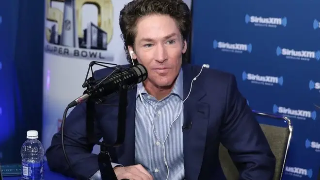 Joel Osteen na Pastor of Lakewood Church, wey im papa open since di 1950s.