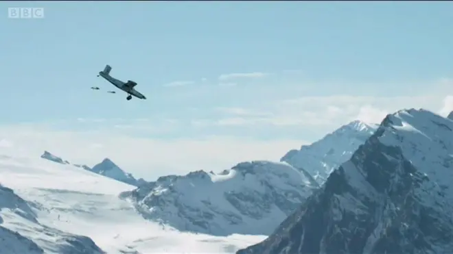 Впорхнули в самолет: невероятный трюк над Альпами