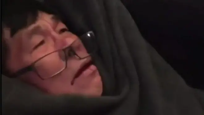 سحل وطرد مسافر على متن طائرة أمريكية