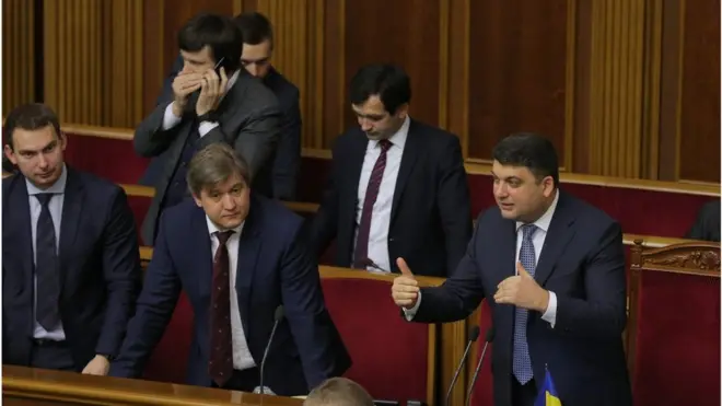 Прем'єр Володимир Гройсман стоячи заохочував парламентарів до результативного голосуванння