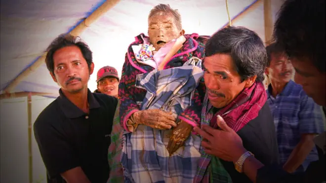 Algunos rituales incluyen cambiar la ropa de los muertos y llevarlos en una procesión por la aldea.