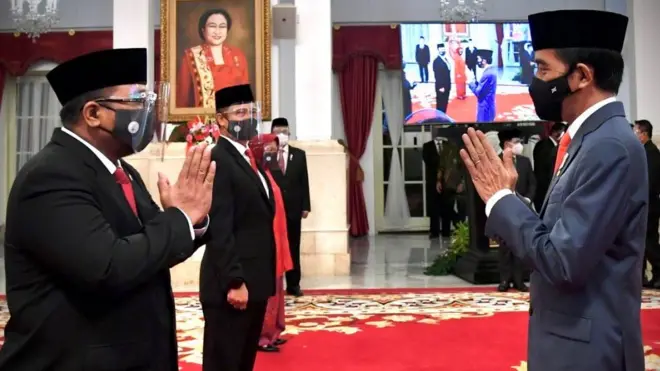 Presiden Jokowi (kanan) memberi ucapan selamat kepada Menteri Agama yang baru, Yaqut Cholil Qoumas, usai pelantikan.