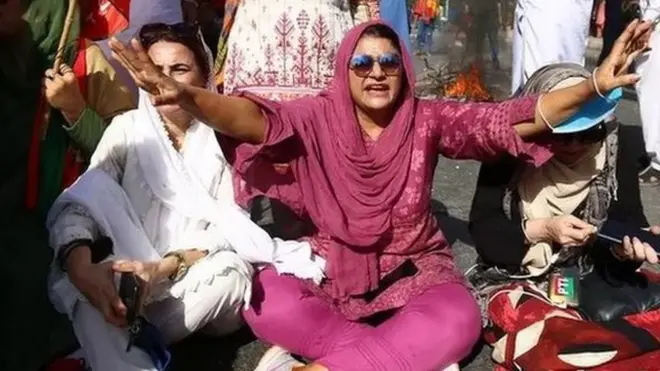 पाकिस्तान के सबसे बड़े शहर कराची में सड़क जाम करते इमरान ख़ान के समर्थक