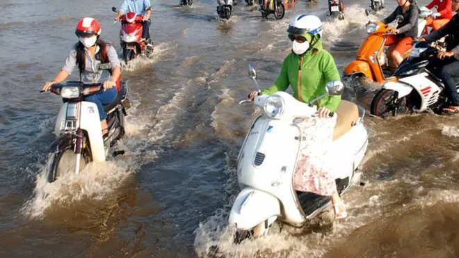 Người Việt Nam vật lộn với nước ngập ở đô thị - hình minh họa tại Nam Sài Gòn