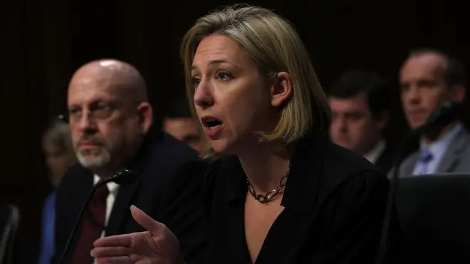 Джаннет Манфра (справа) и Сэмюэль Лайлс выступают на слушаниях в конгрессе