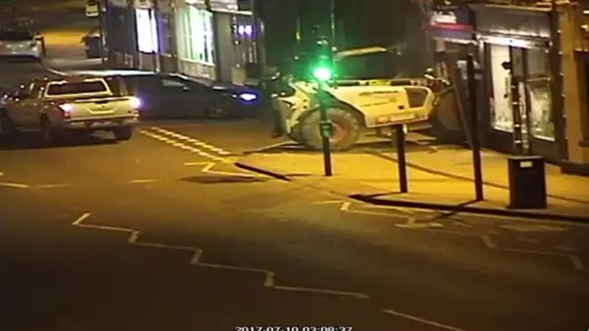 Грабители на погрузчике выломали из стены банкомат