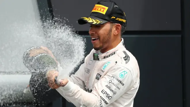 Британский гонщик команды "Мерседес" Льюис Хэмилтон