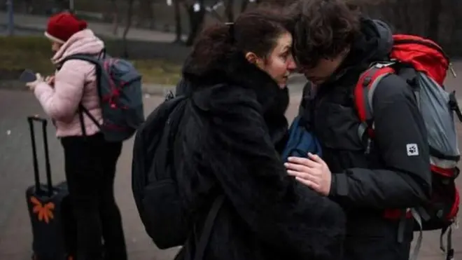 짐을 챙겨 떠나는 우크라이나 키예프 시민들