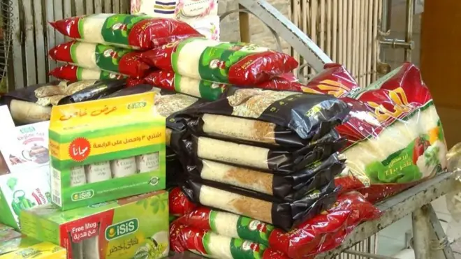 زيادة الدعم النقدي لأصحاب البطاقات التموينية في مصر والخبراء يشككون في فعالية الإجراء.