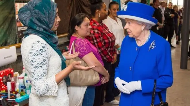 Ratu Elizabeth mengunjungi korban kebarakan di blok pemukiman di London.