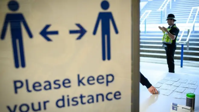 İngiltere metrolarında 'Lütfen mesafenizi koruyun' yazılı panolar yer alıyor