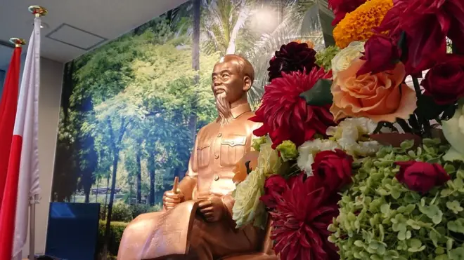 Tượng Chủ tịch Hồ Chí Minh ngồi đọc báo được đặt tại trung tâm văn hóa nghệ thuật thành phố.