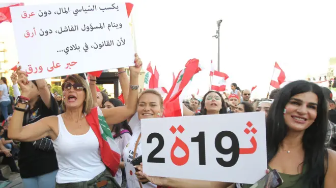 يشهد لبنان تظاهرات حاشدة بسبب تدهور المعيشة ونقص الخدمات الأساسية