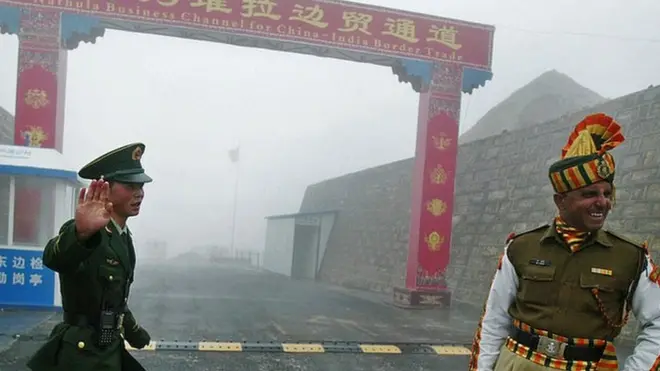 Un soldado chino e inidio en un punto de la disputada frontera.