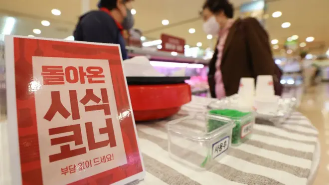 25일 서울의 한 대형마트 정육코너에서 직원이 고객에게 시식을 권하고 있다