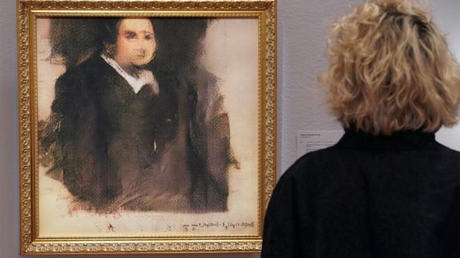 Жінка стоїть поруч з картиною "Портрет Едмонда Беламі"